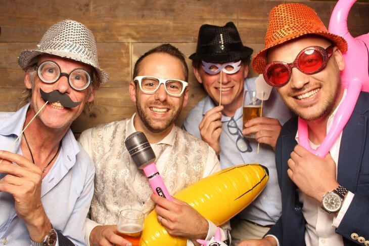 Bruidegom met vrienden op de foto
